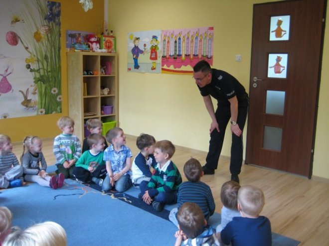 Policjant u przedszkolaków [08.05.2014] - zdjęcie #6 - eOstroleka.pl