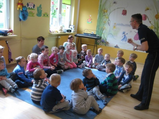 Policjant u przedszkolaków [08.05.2014] - zdjęcie #5 - eOstroleka.pl