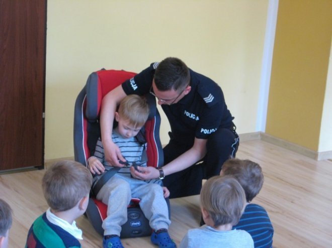 Policjant u przedszkolaków [08.05.2014] - zdjęcie #4 - eOstroleka.pl
