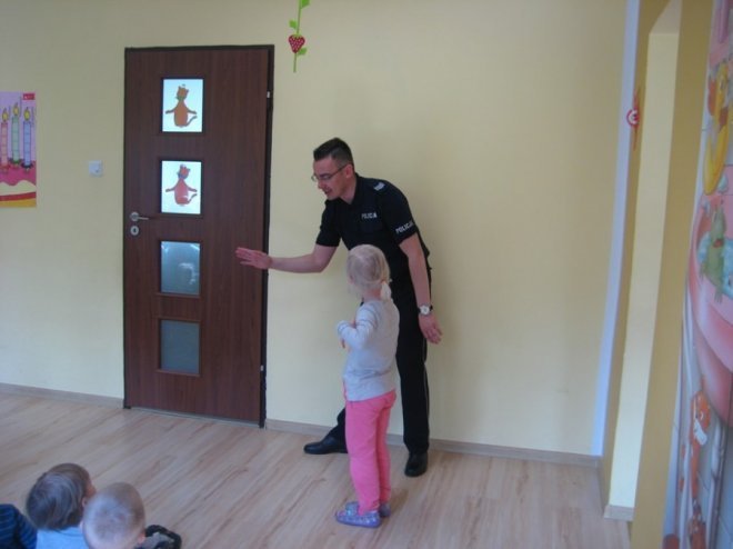 Policjant u przedszkolaków [08.05.2014] - zdjęcie #3 - eOstroleka.pl
