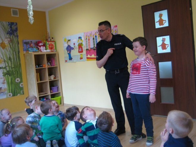 Policjant u przedszkolaków [08.05.2014] - zdjęcie #2 - eOstroleka.pl