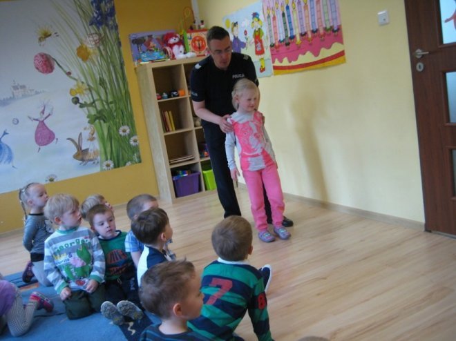Policjant u przedszkolaków [08.05.2014] - zdjęcie #1 - eOstroleka.pl
