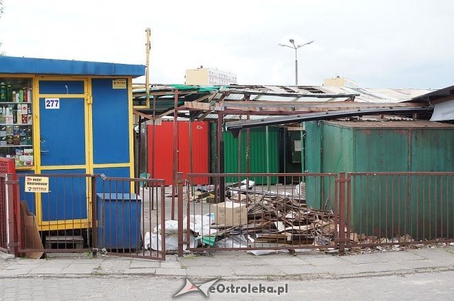 Prace rozbiórkowe na małym rynku przy Prądzyńskiego [12.05.2014] - zdjęcie #1 - eOstroleka.pl