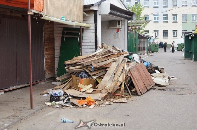 Prace rozbiórkowe na małym rynku przy Prądzyńskiego [12.05.2014] - zdjęcie #4 - eOstroleka.pl