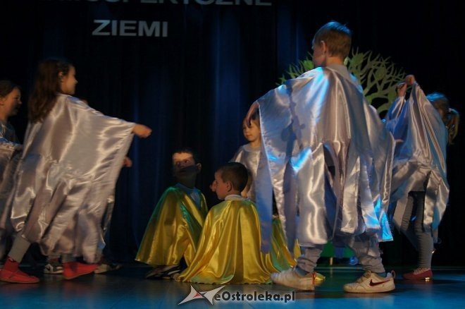 „Świat Pogodą Malowany –zjawiska atmosferyczne ziemi” – artystyczne występy przedszkolaków z Ostrołęki [14.05.2014] - zdjęcie #4 - eOstroleka.pl