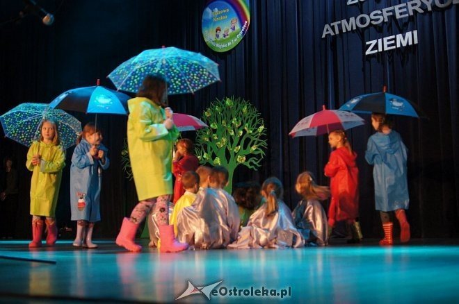 „Świat Pogodą Malowany –zjawiska atmosferyczne ziemi” – artystyczne występy przedszkolaków z Ostrołęki [14.05.2014] - zdjęcie #14 - eOstroleka.pl