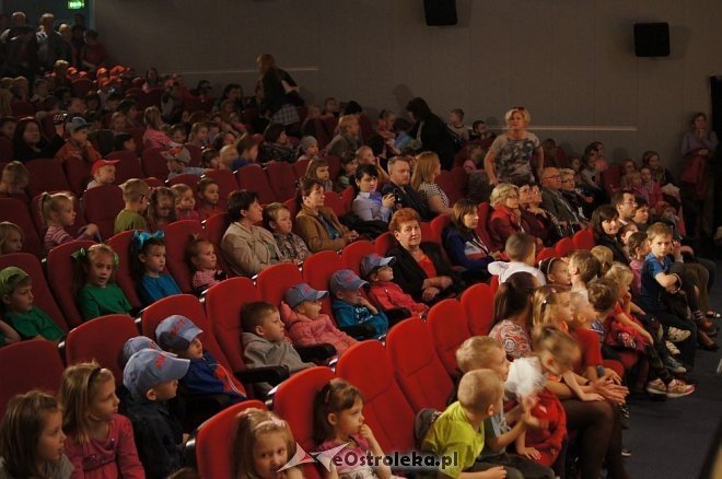 „Świat Pogodą Malowany –zjawiska atmosferyczne ziemi” – artystyczne występy przedszkolaków z Ostrołęki [14.05.2014] - zdjęcie #52 - eOstroleka.pl