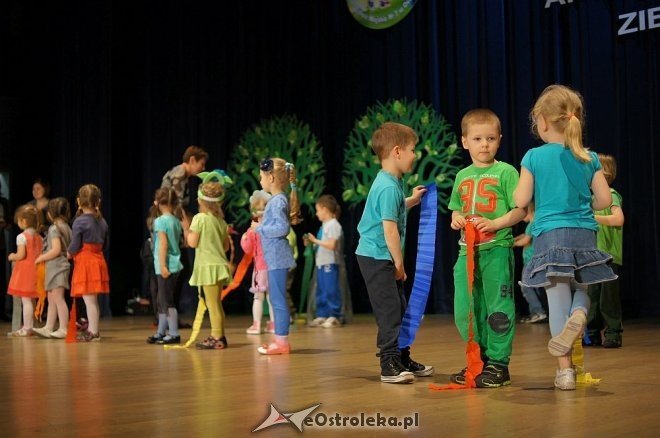 „Świat Pogodą Malowany –zjawiska atmosferyczne ziemi” – artystyczne występy przedszkolaków z Ostrołęki [14.05.2014] - zdjęcie #49 - eOstroleka.pl