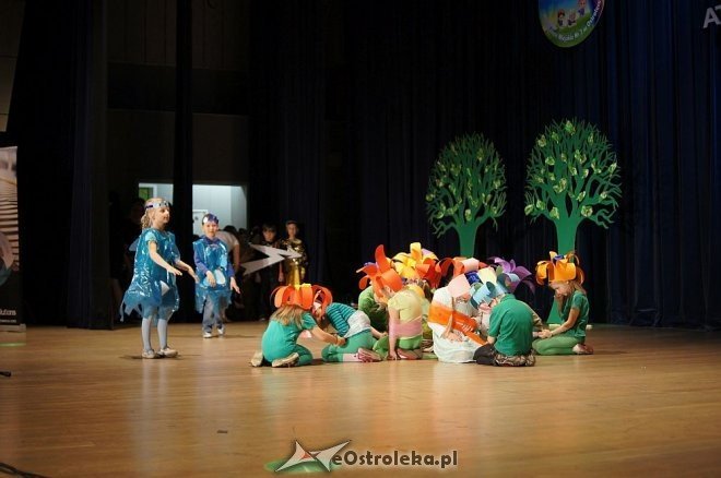 „Świat Pogodą Malowany –zjawiska atmosferyczne ziemi” – artystyczne występy przedszkolaków z Ostrołęki [14.05.2014] - zdjęcie #48 - eOstroleka.pl