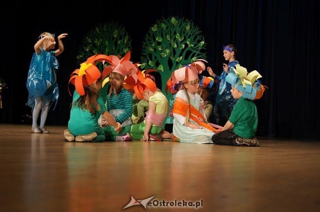 „Świat Pogodą Malowany –zjawiska atmosferyczne ziemi” – artystyczne występy przedszkolaków z Ostrołęki [14.05.2014] - zdjęcie #45 - eOstroleka.pl