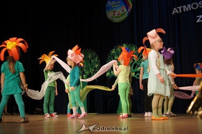 „Świat Pogodą Malowany –zjawiska atmosferyczne ziemi” – artystyczne występy przedszkolaków z Ostrołęki [14.05.2014] - zdjęcie #41 - eOstroleka.pl