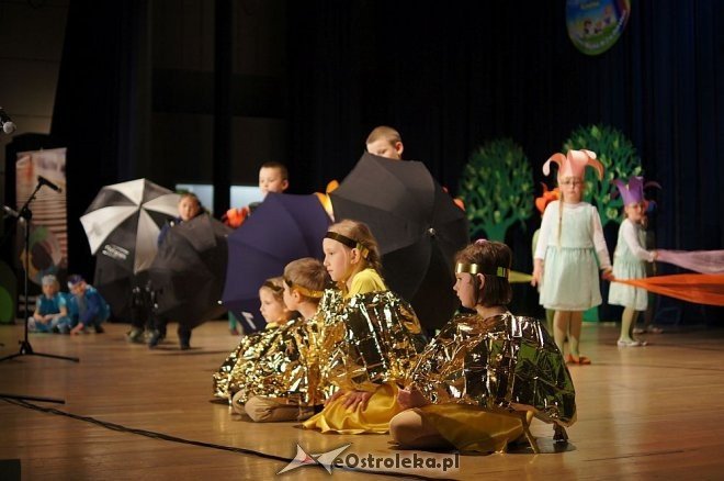 „Świat Pogodą Malowany –zjawiska atmosferyczne ziemi” – artystyczne występy przedszkolaków z Ostrołęki [14.05.2014] - zdjęcie #38 - eOstroleka.pl