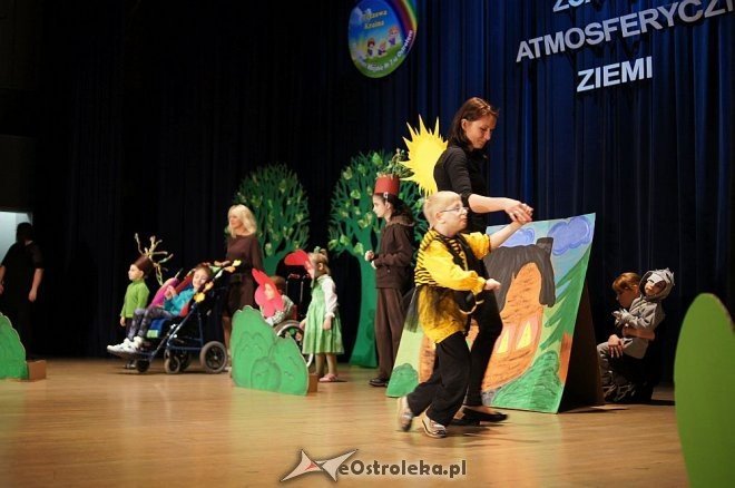 „Świat Pogodą Malowany –zjawiska atmosferyczne ziemi” – artystyczne występy przedszkolaków z Ostrołęki [14.05.2014] - zdjęcie #36 - eOstroleka.pl