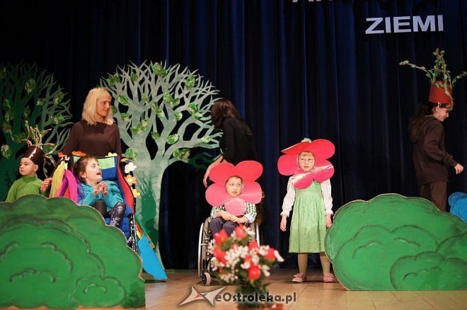 „Świat Pogodą Malowany –zjawiska atmosferyczne ziemi” – artystyczne występy przedszkolaków z Ostrołęki [14.05.2014] - zdjęcie #35 - eOstroleka.pl