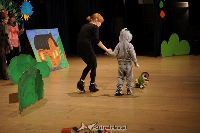 „Świat Pogodą Malowany –zjawiska atmosferyczne ziemi” – artystyczne występy przedszkolaków z Ostrołęki [14.05.2014] - zdjęcie #27 - eOstroleka.pl