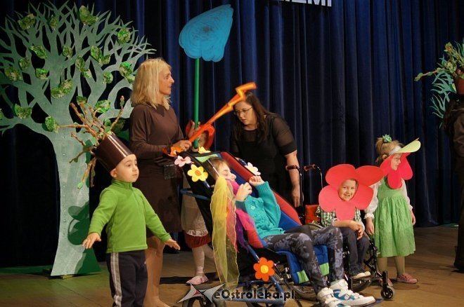 „Świat Pogodą Malowany –zjawiska atmosferyczne ziemi” – artystyczne występy przedszkolaków z Ostrołęki [14.05.2014] - zdjęcie #25 - eOstroleka.pl