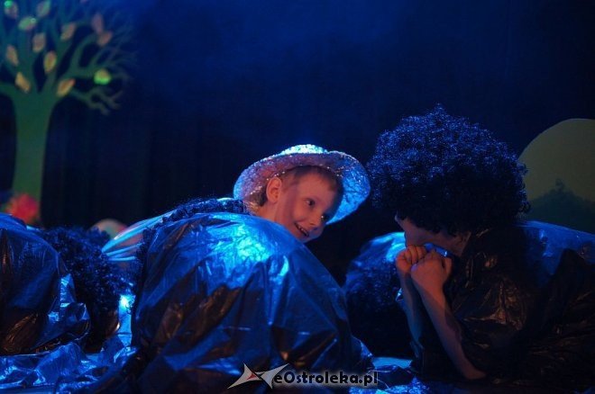 „Świat Pogodą Malowany –zjawiska atmosferyczne ziemi” – artystyczne występy przedszkolaków z Ostrołęki [14.05.2014] - zdjęcie #11 - eOstroleka.pl