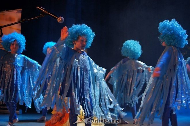 „Świat Pogodą Malowany –zjawiska atmosferyczne ziemi” – artystyczne występy przedszkolaków z Ostrołęki [14.05.2014] - zdjęcie #34 - eOstroleka.pl