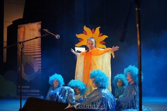 „Świat Pogodą Malowany –zjawiska atmosferyczne ziemi” – artystyczne występy przedszkolaków z Ostrołęki [14.05.2014] - zdjęcie #30 - eOstroleka.pl