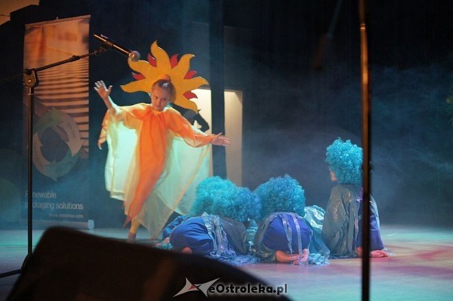 „Świat Pogodą Malowany –zjawiska atmosferyczne ziemi” – artystyczne występy przedszkolaków z Ostrołęki [14.05.2014] - zdjęcie #26 - eOstroleka.pl