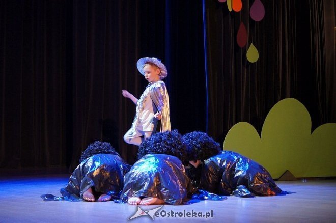 „Świat Pogodą Malowany –zjawiska atmosferyczne ziemi” – artystyczne występy przedszkolaków z Ostrołęki [14.05.2014] - zdjęcie #9 - eOstroleka.pl