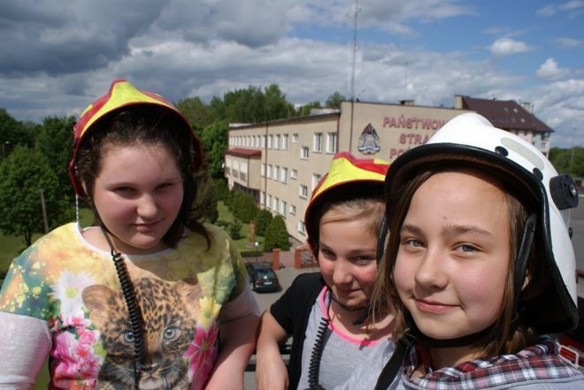Zwycięzcy konkursu Służby Mundurowe Dzieciom odwiedzili Komendy Miejskiej PSP w Ostrołęce - zdjęcie #2 - eOstroleka.pl