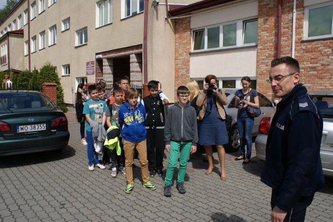 Zwycięzcy konkursu Służby Mundurowe Dzieciom odwiedzili Komendy Miejskiej PSP w Ostrołęce - zdjęcie #5 - eOstroleka.pl