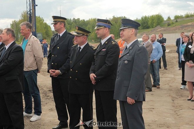 Uroczyste wmurowanie aktu erekcyjnego pod budowę Samorządowej Stacji Segregacji Odpadów Komunalnych [14.05.2014] - zdjęcie #30 - eOstroleka.pl