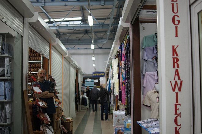 Kupcy z rynku w Hali Targowej Jedynka - zdjęcie #9 - eOstroleka.pl