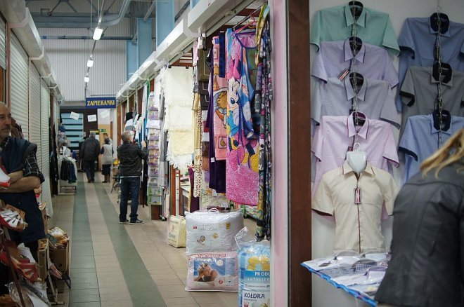 Kupcy z rynku w Hali Targowej Jedynka - zdjęcie #8 - eOstroleka.pl