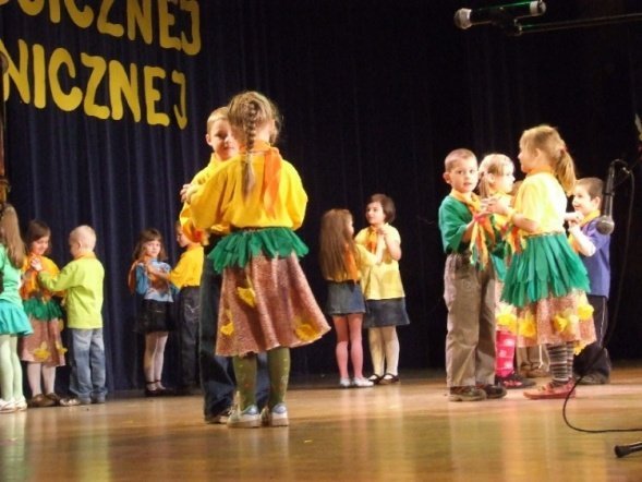 VII Przegląd Dziecięcej Ekologicznej Twórczości Scenicznej (16.04.2009) - zdjęcie #5 - eOstroleka.pl