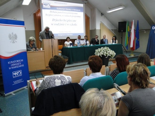 „Dziecko bezpieczne w rodzinie i w szkole” - debata poświęcona bezpieczeństwu dzieci i młodzieży [21.05.2014] - zdjęcie #8 - eOstroleka.pl
