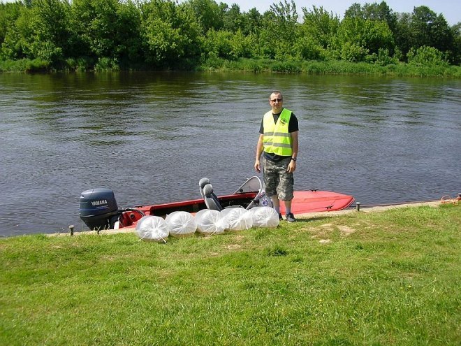 PZW Narew oraz Energopap zarybiali Narew [ZDJĘCIA] - zdjęcie #11 - eOstroleka.pl