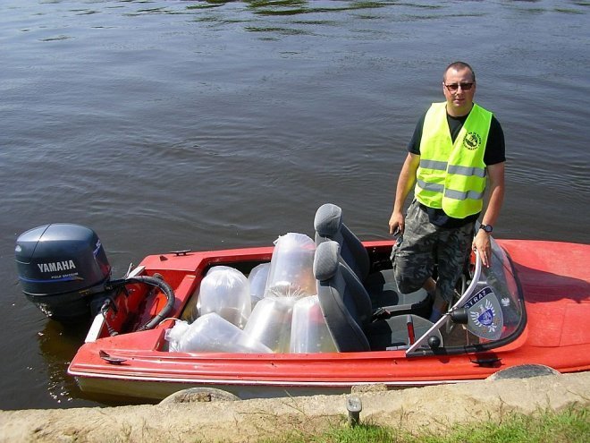 PZW Narew oraz Energopap zarybiali Narew [ZDJĘCIA] - zdjęcie #10 - eOstroleka.pl