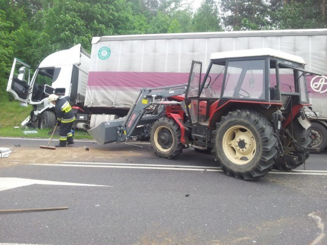 Zderzenie dwóch tirów i ciągnika rolniczego w Laskowcu [28.05.2014] - zdjęcie #13 - eOstroleka.pl