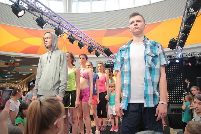 Pokaz mody Roxany Dawid w Galerii Bursztynowej [31.05.2014] - zdjęcie #18 - eOstroleka.pl