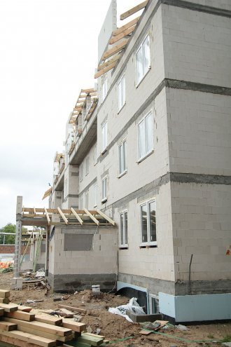 Blok socjalny przy Braterstwa Broni bez opóźnień [ZDJĘCIA] - zdjęcie #3 - eOstroleka.pl