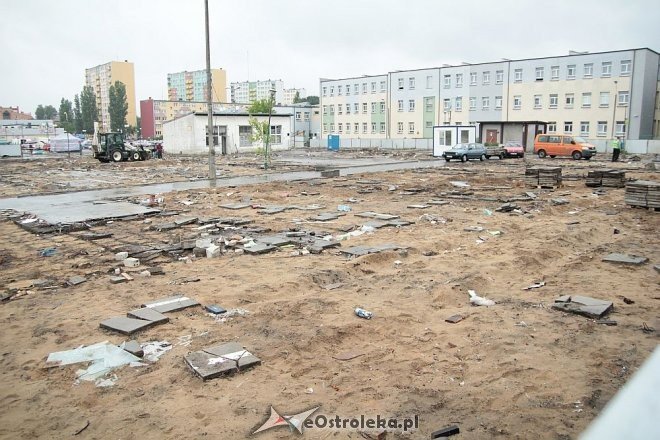 „Mały ryneczek” opustoszał. Teren przygotowany pod budowę [04.06.2014] - zdjęcie #1 - eOstroleka.pl