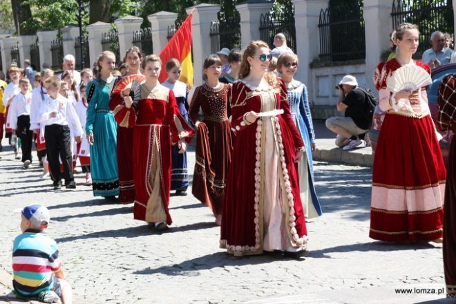 Parada Województwa Podlaskiego przeszła ulicami Łomży - zdjęcie #14 - eOstroleka.pl