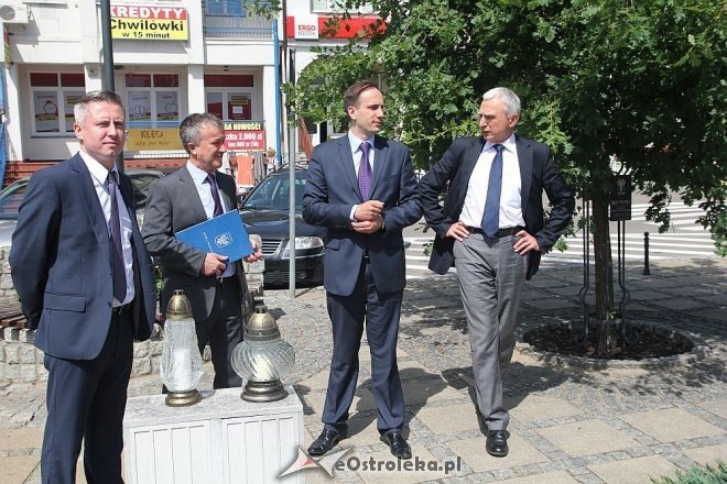 Parlamentarzyści PiS pod pomnikiem im. Lecha Kaczyńskiego [11.06.2014] - zdjęcie #1 - eOstroleka.pl