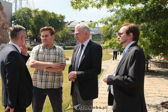 Parlamentarzyści PiS pod pomnikiem im. Lecha Kaczyńskiego [11.06.2014] - zdjęcie #42 - eOstroleka.pl