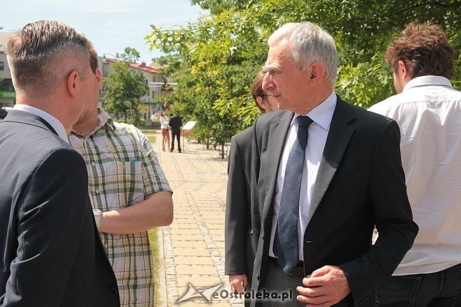 Parlamentarzyści PiS pod pomnikiem im. Lecha Kaczyńskiego [11.06.2014] - zdjęcie #7 - eOstroleka.pl