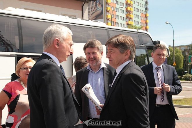 Parlamentarzyści PiS pod pomnikiem im. Lecha Kaczyńskiego [11.06.2014] - zdjęcie #23 - eOstroleka.pl