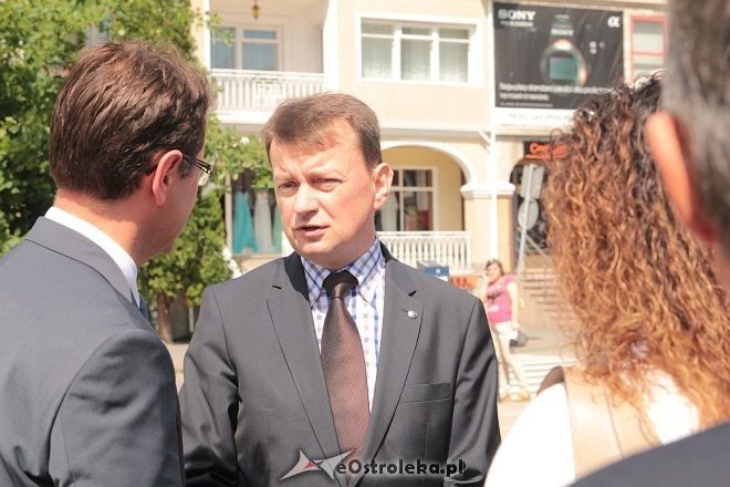 Parlamentarzyści PiS pod pomnikiem im. Lecha Kaczyńskiego [11.06.2014] - zdjęcie #16 - eOstroleka.pl