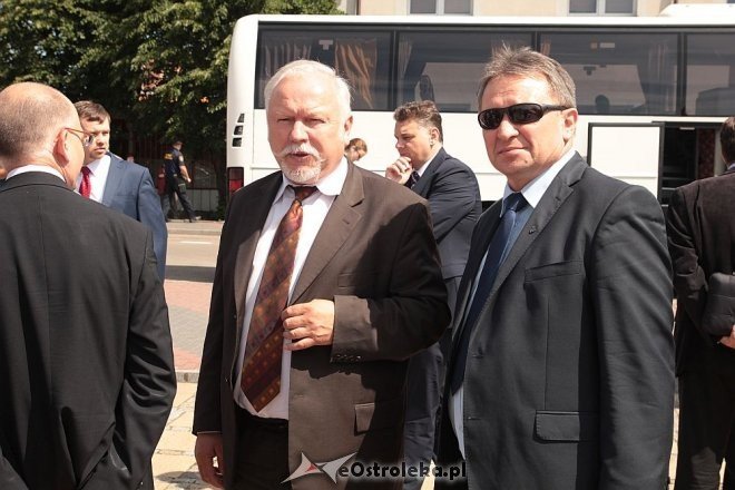 Parlamentarzyści PiS pod pomnikiem im. Lecha Kaczyńskiego [11.06.2014] - zdjęcie #33 - eOstroleka.pl