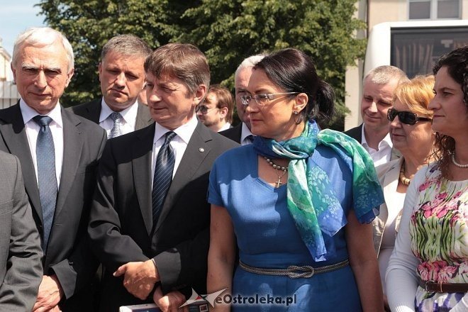 Parlamentarzyści PiS pod pomnikiem im. Lecha Kaczyńskiego [11.06.2014] - zdjęcie #12 - eOstroleka.pl