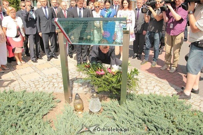 Parlamentarzyści PiS pod pomnikiem im. Lecha Kaczyńskiego [11.06.2014] - zdjęcie #8 - eOstroleka.pl