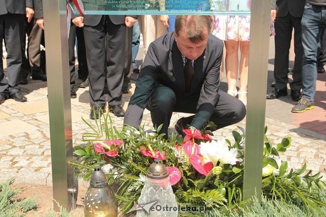 Parlamentarzyści PiS pod pomnikiem im. Lecha Kaczyńskiego [11.06.2014] - zdjęcie #7 - eOstroleka.pl