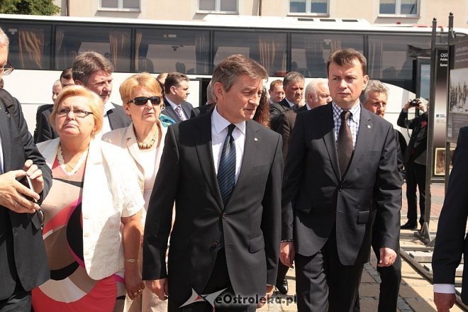 Parlamentarzyści PiS pod pomnikiem im. Lecha Kaczyńskiego [11.06.2014] - zdjęcie #5 - eOstroleka.pl