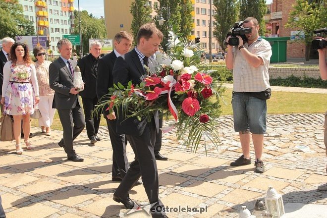Parlamentarzyści PiS pod pomnikiem im. Lecha Kaczyńskiego [11.06.2014] - zdjęcie #4 - eOstroleka.pl